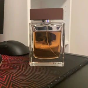 The One Eau de Toilette 100ml - Säljer en elegant herrparfym, The One från Dolce & Gabbana. Flaskan är stilren med en rektangulär form och ett brunt lock. Innehåller 90 ml av en varm och kryddig doft som passar perfekt för speciella tillfällen. Snabbt afär behöver pengar snabbt