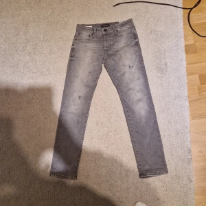 Vintage jinzz - Snygga grå jeansbyxor med en klassisk femficksdesign och knappgylf. De har en lätt tvättad look och slim passform Perfekta för en avslappnad stil.