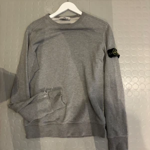 Stone island - Tjena säljer denna då den är för kort för mig, pris går att diskuteras, och om du har minsta fråga hör av dig 🤙 