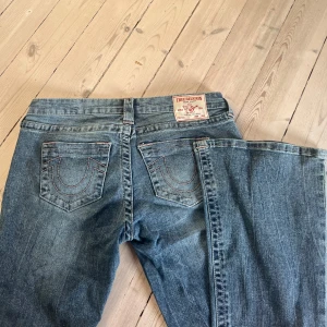 True religion jeans - Så himla snygga jeans från true religion, de är aldrig använda då de inte var min storlek men jag råkade rycka bort lappen❤️ lågmidjade och utsvänga 