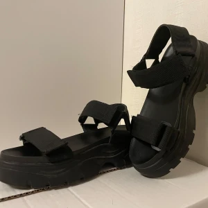 Svarta platåskor  - Snygga platå sandaler med coola mönster på sulan!🖤 Sköna band! Bara använda 1 gång då de är lite små på mig Har inte plick köp påslaget så jag säljer saker på Vinted också, men skriv om du vill köpa så slår jag på!