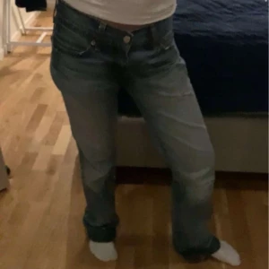 Lågmidjade Levis Jeans - Säljer ett par lågmidjade Jeans från Levis💓