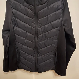 Svart pufferjacka från Lager 157 - Snygg och lite enklare pufferjacka med dragkedja och fickor. Perfekt skick och är väldigt bra för kallare höst/vår dagar.