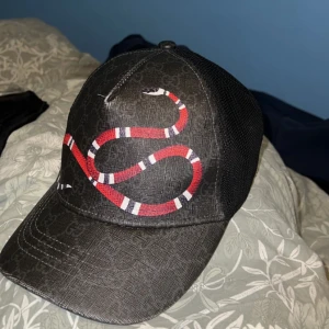 Snake keps Gucci - Gucci snake keps i bra skick. M men passar även S. Säljer av behov till pengar. SKRIV FÖR MER INFO ELLER BILDER!!