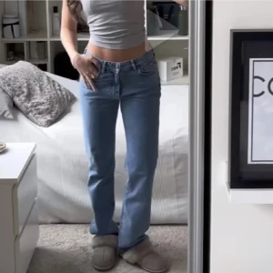 Lågmidjade jeans  - Säljer dessa jätte snygga Lågmidjade jeansen från Bik Bok. Nästan ny skick💕