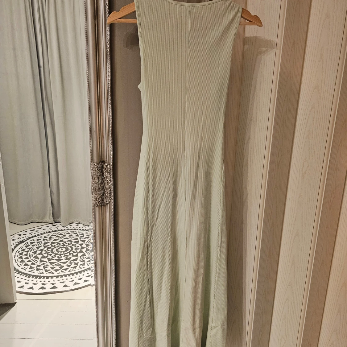 Ljusgrön ribbad långklänning med öppen rygg