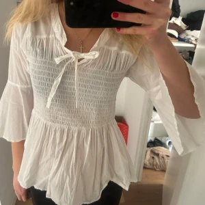 Volangblus  - Superfin vit volangblus från Chiara Forthi, använd bara en gång 🥰
