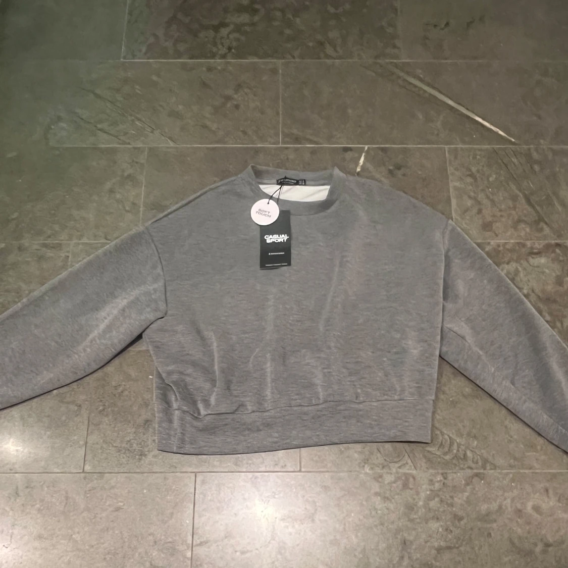 Grå sweatshirt från Stradivarius  - 1