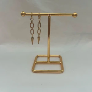 Örhängen  - Väldigt fina örhängen! Finns i silver och guld.  Köp för 119kr/st Eller 209kr/paret. Modell 130 Smyckes ställningen finns även att köpa för 299kr!