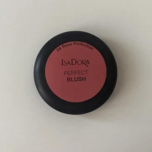 Powder Blush  - Säljer ett puder blush från IsaDora, ROSE PERFECTION 04. Använd max 2 gånger🩷