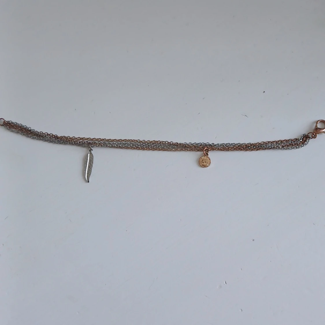 Dubbelkedjat armband med berlocker