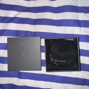 Svart armband från Emporio Armani - Armband från Armani. Säljs då det inte kommer till användning. Helt ny och oanvänd.