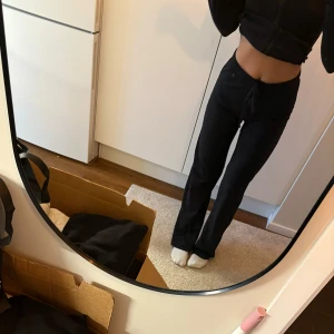 Byxor bikbok - Mjukis byxor högmidjade jag är 168 cm lång 