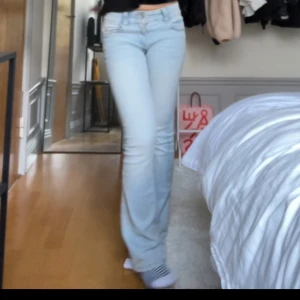 Ljusblå jeans - Snygga ljusblå lowwaist bootcut jeans från hm i storlek 164, jag är 167 och som sitter bra i längden! Knappfickor i bak, skriv för fler bilder❤️