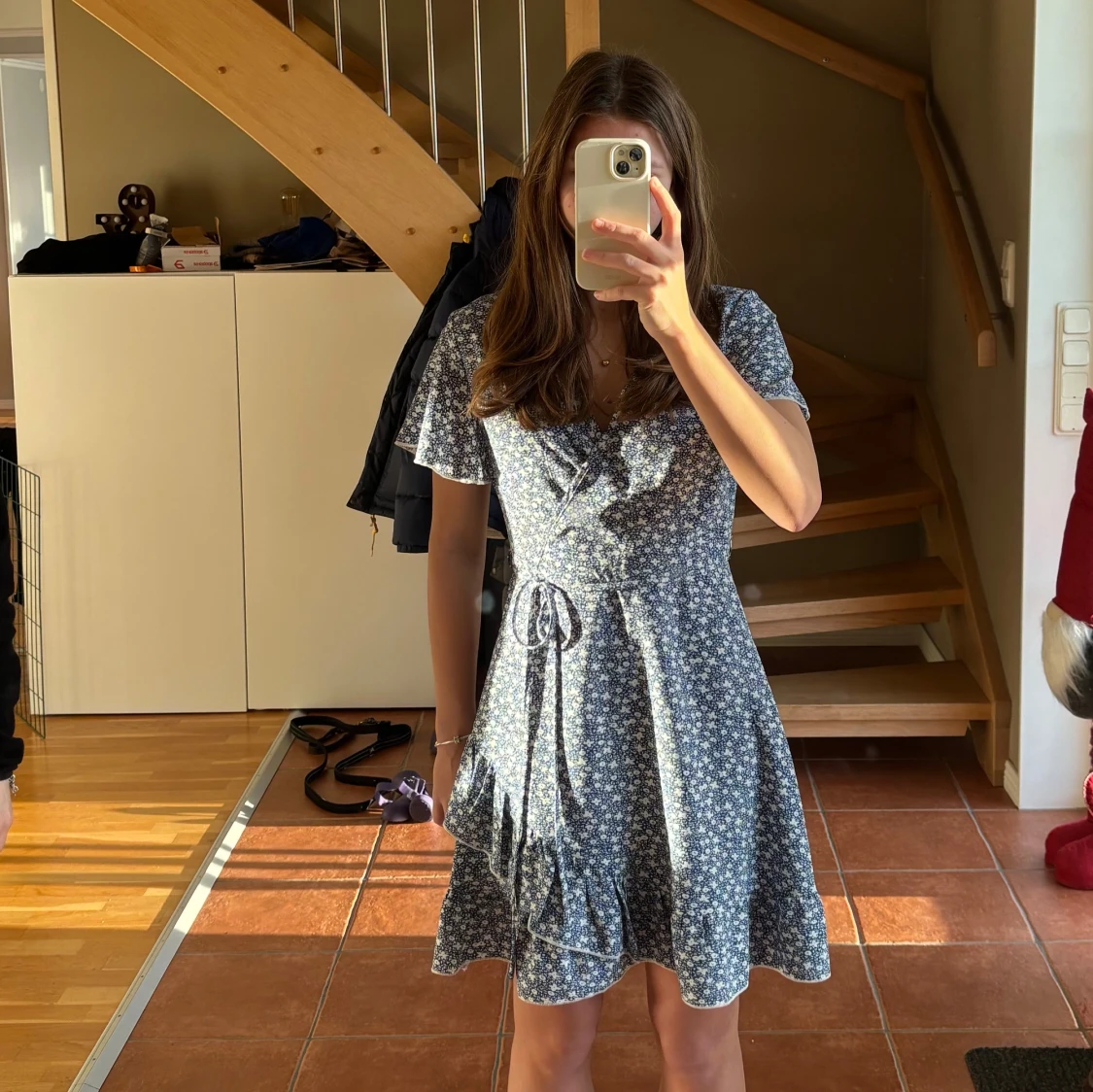 Blommig omlottklänning