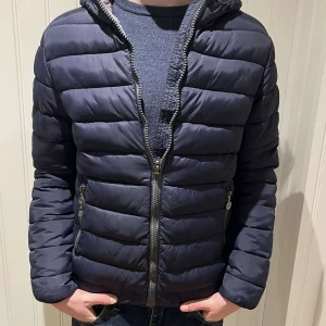 Colmar jacka - Riktigt snygg Colmar jacka i bra skick, passar storlek S, modellen är 179. Hör av dig vid funderingar (30)