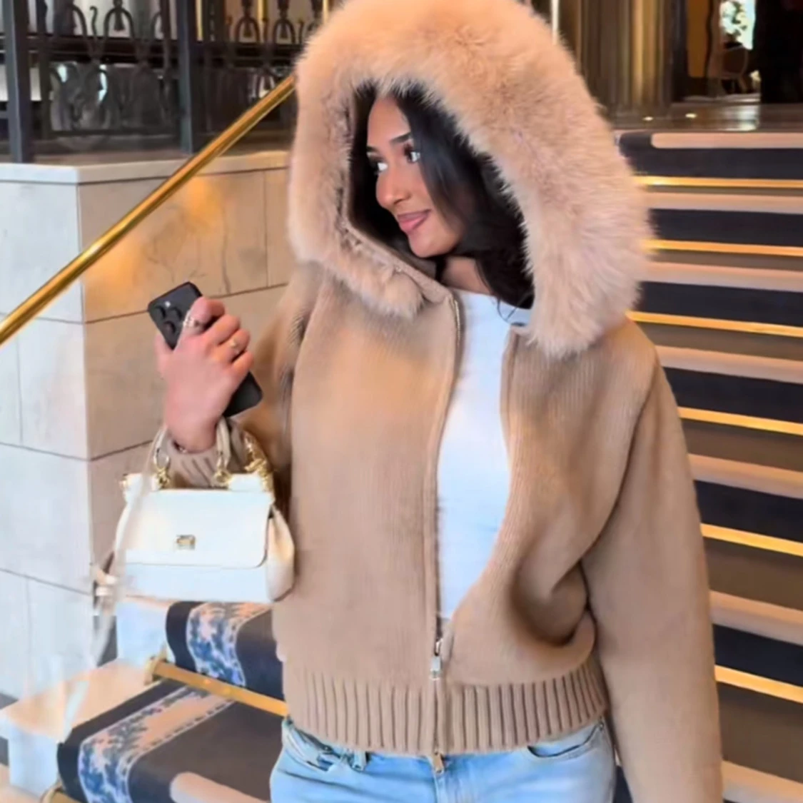 Beige jacka med pälshuva