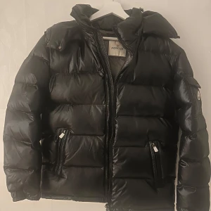 Svart dunjacka från Moncler - Moncler maya storlek 3 men passar perfekt som M aldrig använt och även NFC skann finns med.