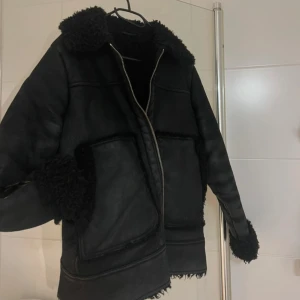 Svart pälsjacka med dragkedja - Så varm o bra till vintern 