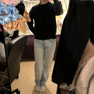 Ljusblå jeans - Säljer ett par ljusblå jeans från zara i mid waist/ low waist. Älskar dessa men har för mycket jeans som jag behöver bli av med💕 jag är 165 cm och dom går ner till marken