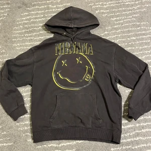 Vailent Nirvana hoodie - En hoodie med Nirvana tryck på. Den har inga större defekter, men metallhöljet på ena sidan av snöret har ramlat av. Pris går att diskuteras, bara att höra av sig ifall man har några frågor om mått, mer detaljerade bilder eller liknande.