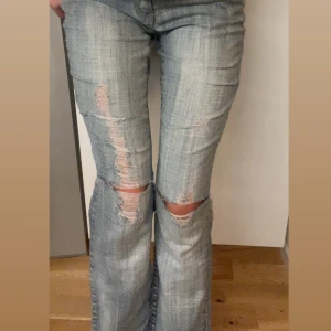 Ripped bootcut jeans - Ett par snygga lågmidjade bootcut jeans som är ripped/hål. Super snygga men lite förstora på mig