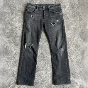 Diesel jeans - Säljer ett par snygga jeans från Diesel. Straight fit, 28/31. Hör gärna av er vid frågor & funderingar!