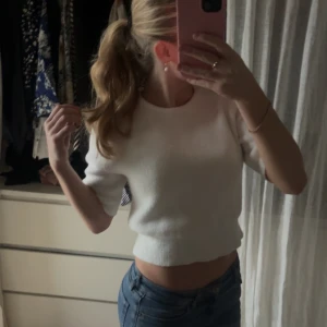Vit stickad t shirt från Zara - Säljer denna jättefina stickade t shiretn från Zara, säljs inte längre på hemsidan 💞 skriv för fler bilder. Storlek M men passar Xs/S