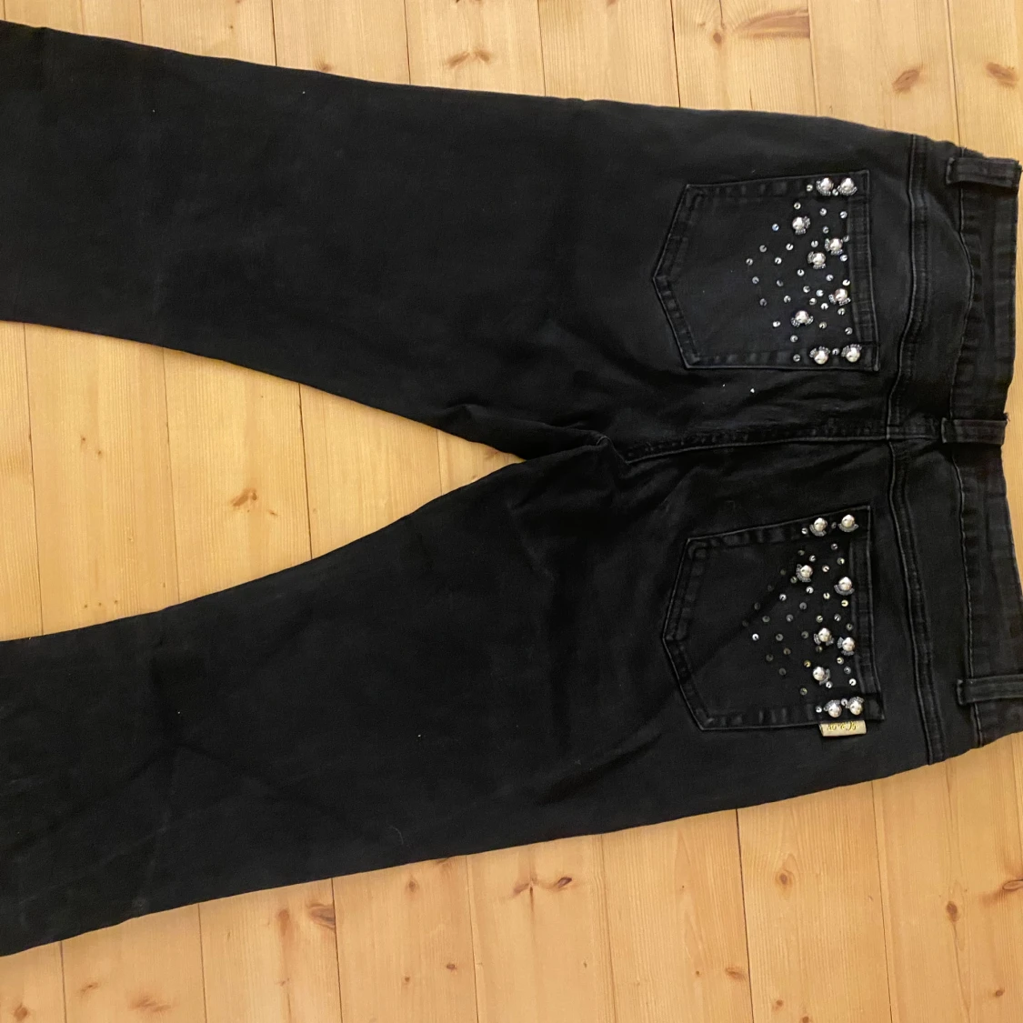 Svarta jeans med pärldetaljer - 90