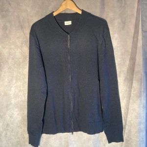 John Henric zip - Säljer en riktigt fet tröja från John Henric i navy färg. Storlek L så passar fölket runt 180-190 cm. Sjukt snygg till ett par mörkblå jeans!😍
