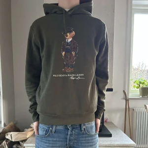 Grön Polobear Hoodie - Säljer denna riktigt snygga polo bear hoodien || Färgen är grön || Strlk S || Riktigt bra passform || Tveka inte att höra av dig vid frågor!🙌🏼🙌🏼