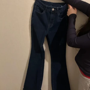 Mörkblå bootcut jeans - Snygga mörkblå bootcut jeans