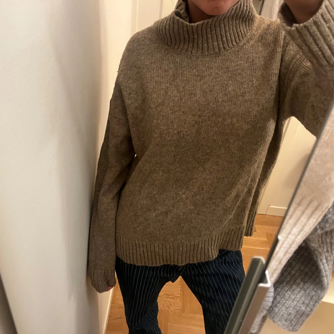 Brun stickad polotröja - 90