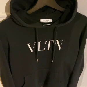 Svart hoodie från Valentino - Valentino hoodie i grymt skick.                                  Strl L (fits M)                                                                  Självklart äkta! Skriv vid funderingar.