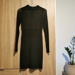 (XS) Svart festklänning från Bik Bok, klänning - Svart festklänning från Bik Bok med meshtyg. Meshen har någon tråddragning och är därmed inte slät och fin överallt. 