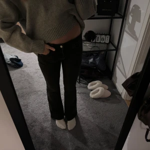 low waist bootcut jeans - säljer dessa lågmidjade bootcut jeansen från zara - gammal kollektion som ej finns att köpa längre! storlek 38 men passar mig som vanligtvis är storlek 36🤍jättefin svart/grå tvättad färg