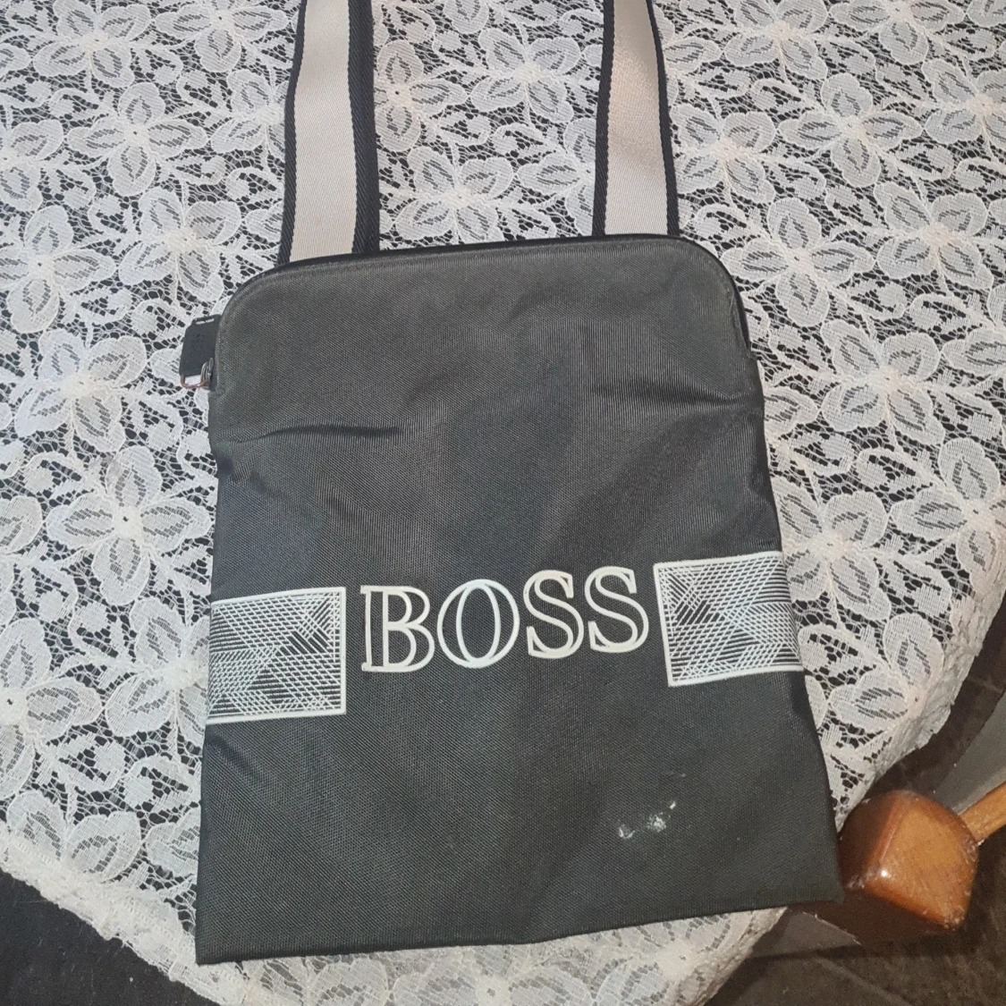 Svart axelväska från Boss