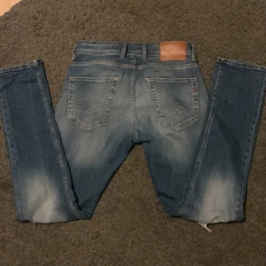 Replay jeans  - Snygga blå jeans från Replay med slitna detaljer och en naturlig fade vid bland annat lår och knän. Väldigt snygga jeans i storlek 29/32. Nypris ligger runt 1800 men mitt pris 600 men det är självklar diskuterbart. Skick: Inga defekter och själs pågrund av att dom inte kommer till användning. 