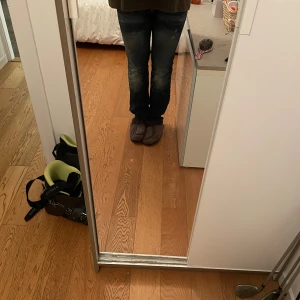 Mörkblå jeans med broderi - Säljer ett par snygga mörkblå jeans från Replay med coola slitningar och broderade detaljer på bakfickan. Nyskick!💖💖