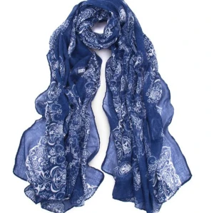 Blå halsduk med vitt mönster - Snygg och luftig blå halsduk med ett detaljerat vitt mönster. Perfekt för att ge en stilfull touch till din outfit. Halsduken är lätt och passar bra för olika tillfällen. Finns ljus rosa och ljus grön kvar, helt ny , 