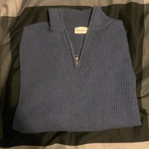  John Henric tröja  - Säljer en stilren blå ribbad tröja från John Henric. Tröjan har en dragkedja vid halsen och är perfekt för att båda klä upp och klä ner. Den är långärmad och har en klassisk passform. Perfekt för att hålla sig varm och snygg! Ny pris ligger runt 1200 men jag säljer för 400