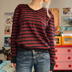 V-ringad randig tröja i svart och röd  - Vringad tröja från Madison Avenue i 100%bomull. I använt skick men inga skador. Hör av dig om du undrar något🖤