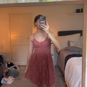 Rosa spetsklänning - Söt rosa klänning i spets med smala axelband och en kort längd. Perfekt för somriga dagar eller speciella tillfällen. Den har en vacker spetsdesign som ger en vacker finish, säljer även en exakt lika dan i vit. Denna rosa klänning är aldrig använd så i toppen fint skick, har dock ingen prislapp kvar då det var några år sen jag köpte den!