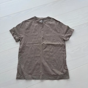 Beige t-shirt - Säljer två enkla och stilrena beige t-shirt. De har en rund halsringning och korta ärmar, perfekt för en avslappnad look. Passar bra till både jeans och shorts. Den ena är lite kortare modell än den andra. Storlek M/S