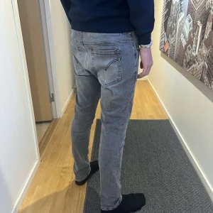 Nyskick Dondup skinny George - Fina dondup jeans i w34. Men eftersom de e dondups så passar det mycket mindre🥳. Hör gärna av er! | Skick: 10/10 | Nypris: 3200kr | Finns en slitning på knät som sprättats upp lite men syns knappt.