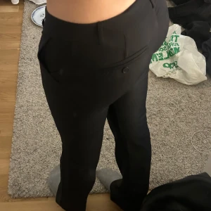 Lågmidjade kostymbyxor - Jättelågmidjade och långa bootcut kostymbyxor!!! Säljer då de är för små och inte går att stänga (se sista bilden) Jag är 180!!