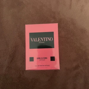 Valentino Donna Born in Roma Intense - 100 ml ny köpt från när jag var i student kryssning 