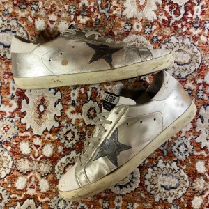 Golden Goose Skor - Hej! Säljer nu mina skor från märket Golden Goose, storlek 44, slitet skick. Tveka inte på att höra av dig om du har frågor eller funderingar kring skorna!