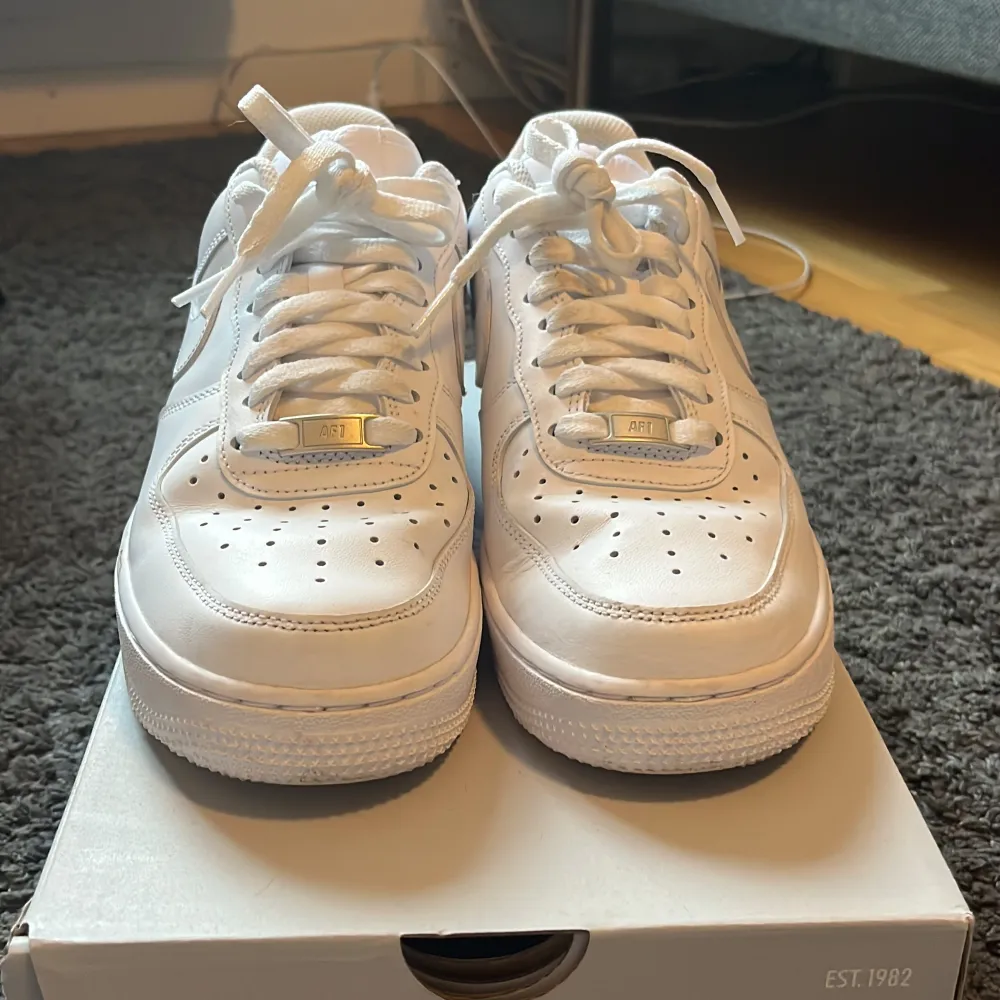 Säljer ett par Nike air force 1. Skorna är i väldigt bra skick och är knappt använda. Skriv vid frågor och priset kan diskuteras vid snabb affär. Kengät.