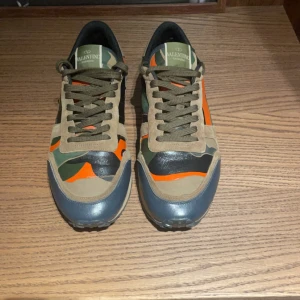 Valentino rockrunners - Camoflage valentino rockrunners | Strl 42 | Cond 9/10 | Nypris cirka 5600 / Mitt pris 2950 | Såklart äkta⚜️ | Inget og medföljer! 